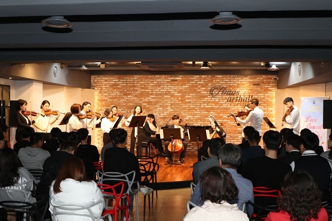 아모스앙상블 연주를 감상하고 있다.