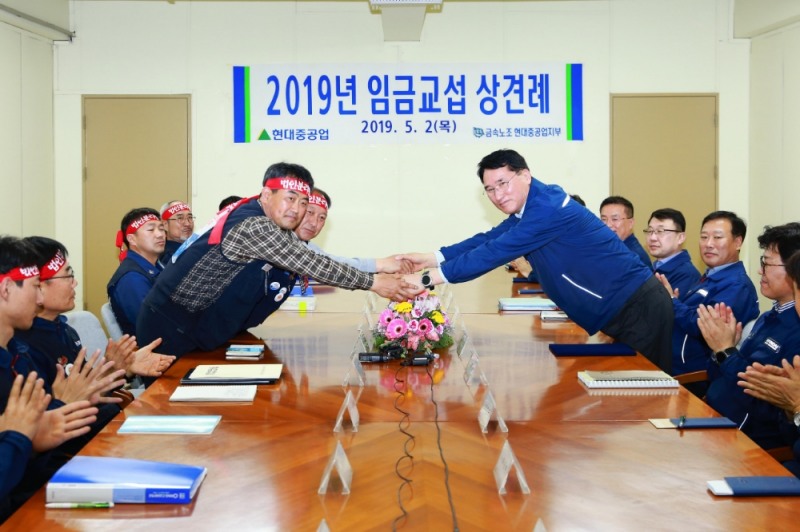 2019년 임금형상 상견례(왼쪽 앞 김호규 금속노조 위원장, 왼쪽 뒤 박근태 현대중공업지부장, 오른쪽 한영석 현대중공업 사장). (사진제공=현대중공업)