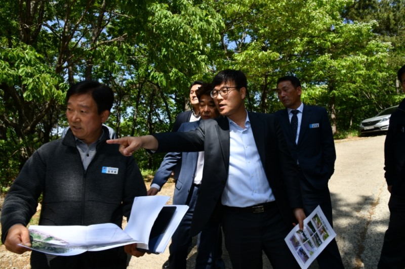 변광용 거제시장이 주민숙원 사업대상지를 방문해 점검하고 있다.(사진제공=거제시)