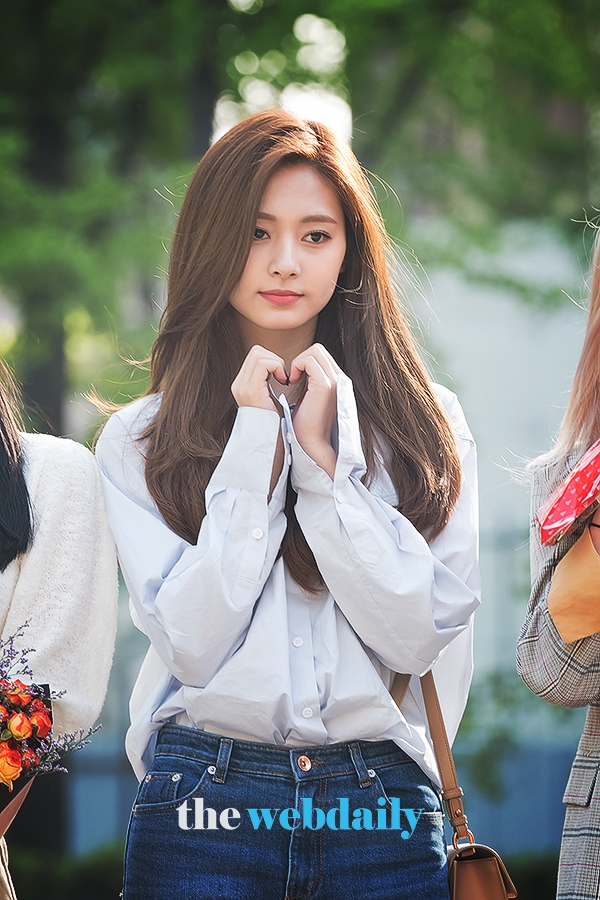TWICE(트와이스) 쯔위, KBS 2TV 음악방송 '뮤직뱅크' 출근길