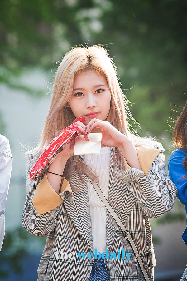 TWICE(트와이스) 사나, KBS 2TV 음악방송 '뮤직뱅크' 출근길