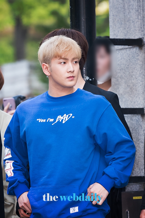 뉴이스트 백호, KBS 2TV 음악방송 '뮤직뱅크' 출근길 현장