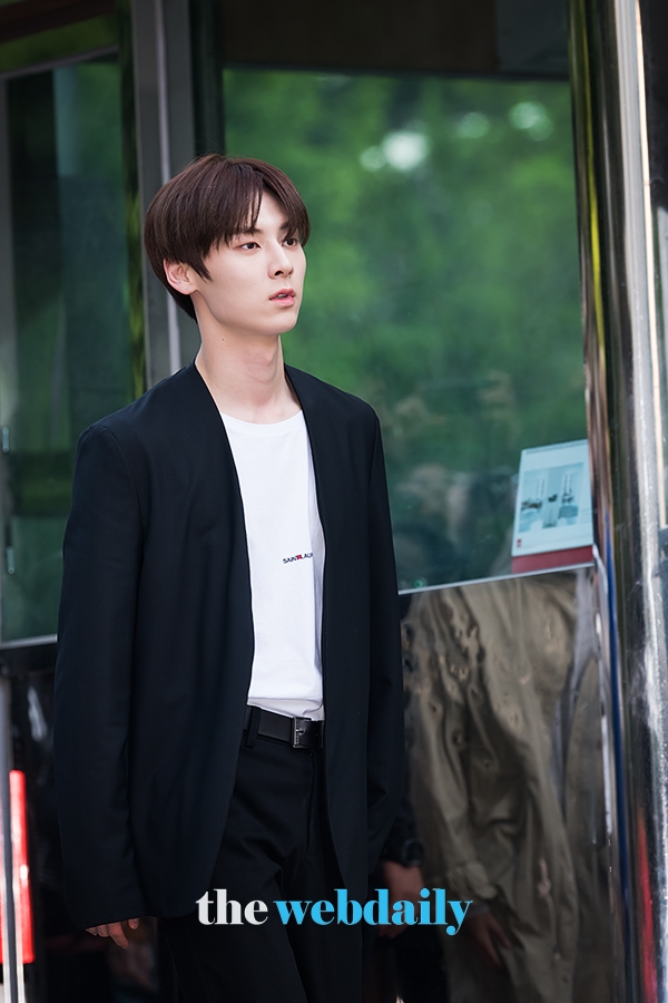 뉴이스트 민현, KBS 2TV 음악방송 '뮤직뱅크' 출근길 현장