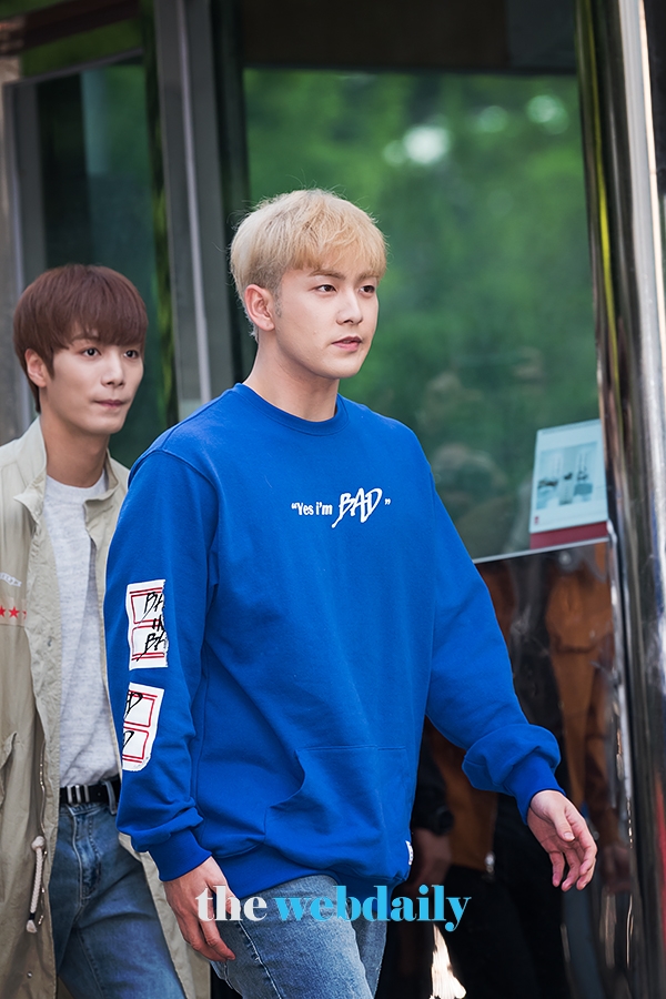 뉴이스트 백호, KBS 2TV 음악방송 '뮤직뱅크' 출근길 현장