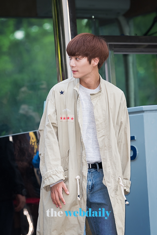 뉴이스트 JR, KBS 2TV 음악방송 '뮤직뱅크' 출근길 현장