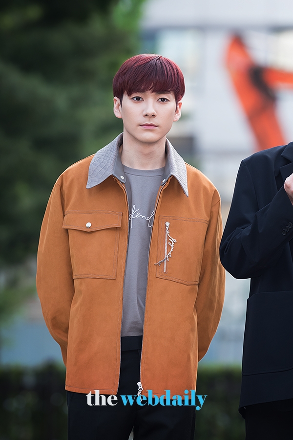 뉴이스트 아론, KBS 2TV 음악방송 '뮤직뱅크' 출근길 현장