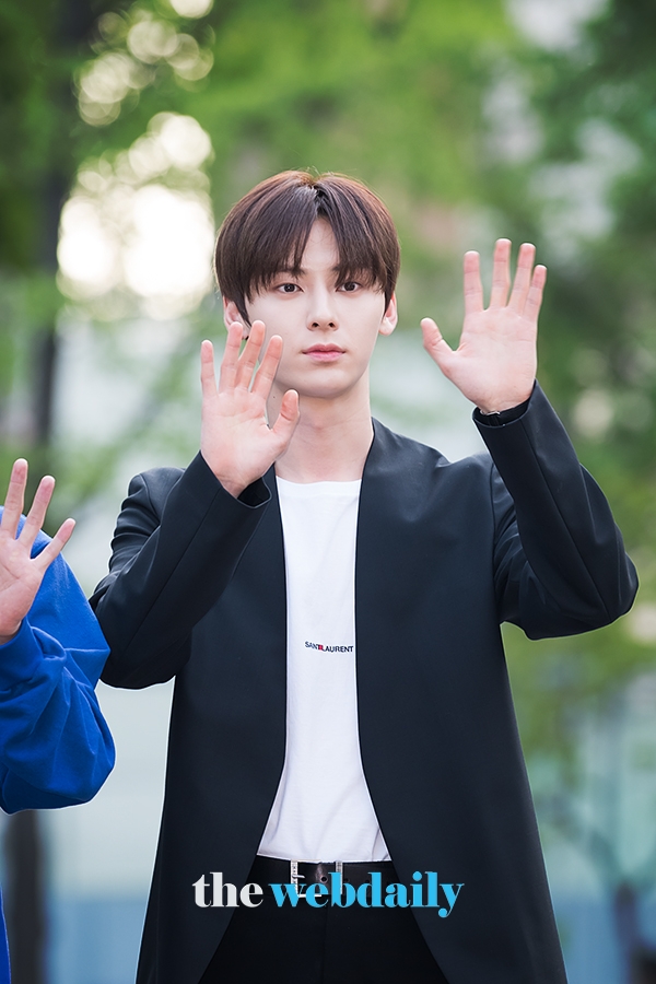 뉴이스트 민현, KBS 2TV 음악방송 '뮤직뱅크' 출근길 현장