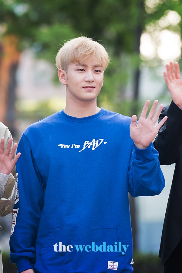 뉴이스트 백호, KBS 2TV 음악방송 '뮤직뱅크' 출근길 현장