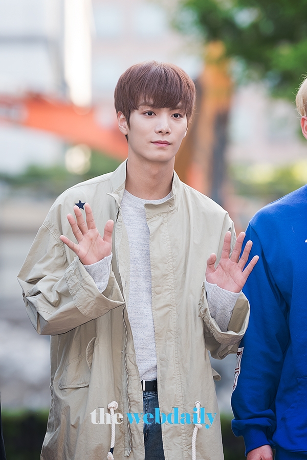 뉴이스트 JR, KBS 2TV 음악방송 '뮤직뱅크' 출근길 현장