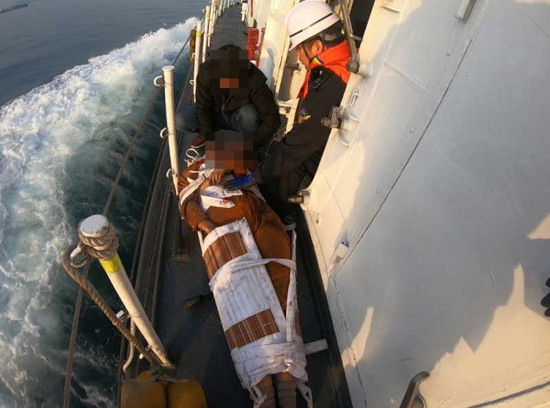 추락선원을 구조하고 있다.(사진제공=부산해양경찰서)