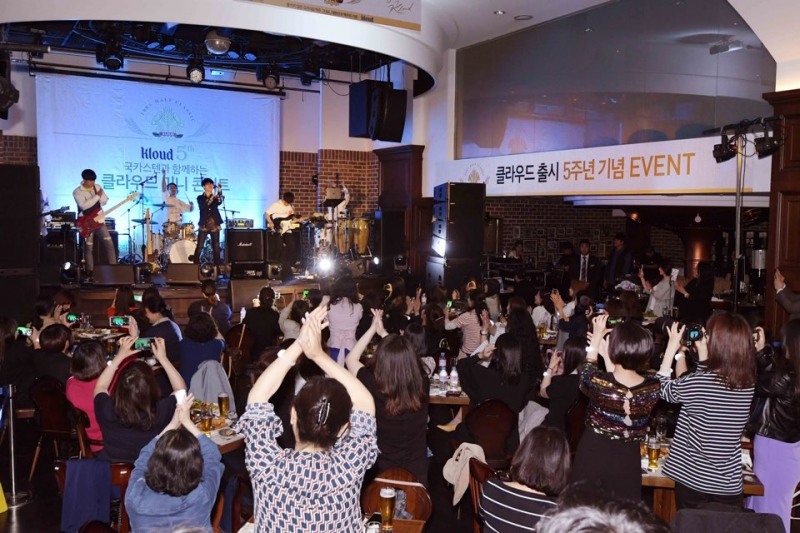 5월 4일(토) 잠실 롯데호텔에 위치한 '클라우드 비어스테이션'에서 '클라우드' 출시 5주년을 기념해 실력파 록그룹 '국카스텐'이 미니 콘서트를 펼쳤다.