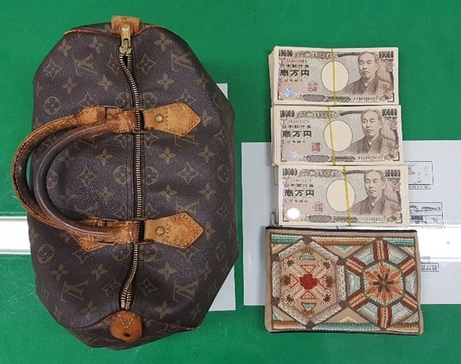 가방안에 든 엔화.(사진제공=부산경찰청)