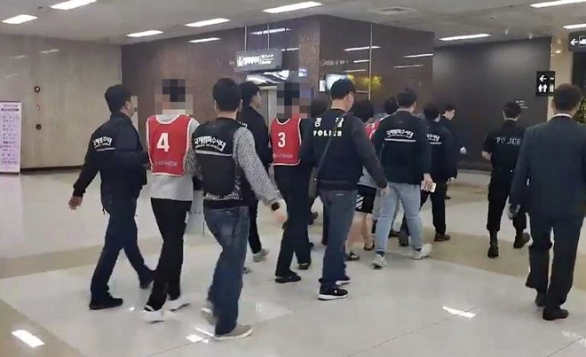 공항에서 피의자들을 체포해 가고 있다.(사진제공=부산경찰청)