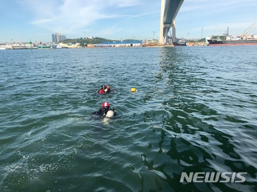 사진 = 뉴시스, 지난 해에도 울산대교서 투신사건이 발생, 경찰이 수색하고 있다.