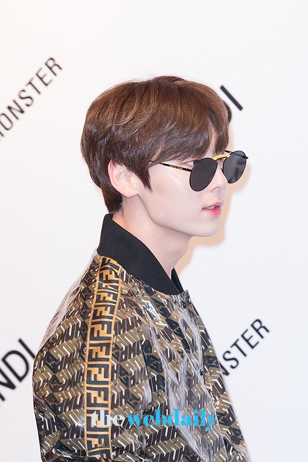 뉴이스트 민현, 젠틀몬스터 포토월 행사 현장