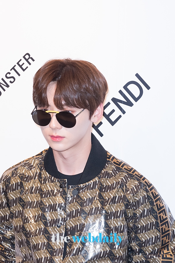 뉴이스트 민현, 젠틀몬스터 포토월 행사 현장