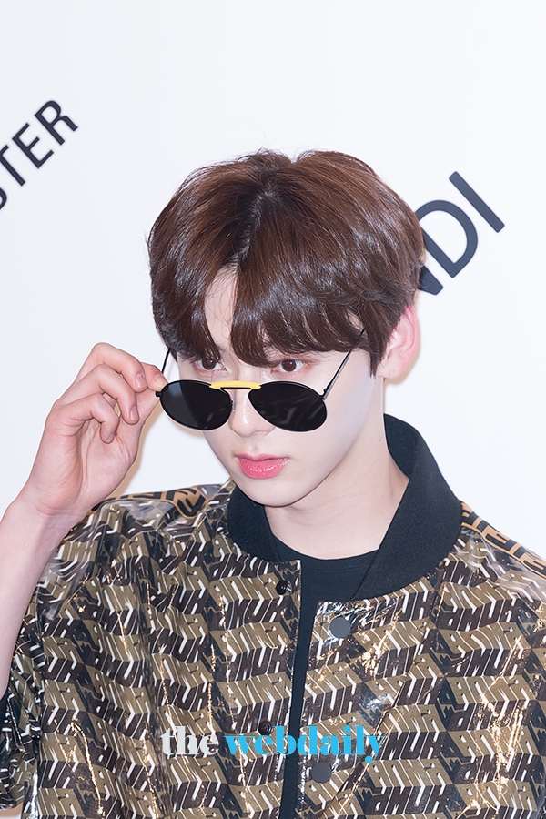 뉴이스트 민현, 젠틀몬스터 포토월 행사 현장