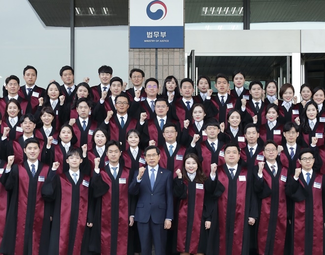 박상기 법무부 장관(앞줄 가운데)이 8일 정부과천청사에서 열린 신임검사 임관식에서 신임검사들과 기념촬영을 하고 있다.(사진제공=법무부)