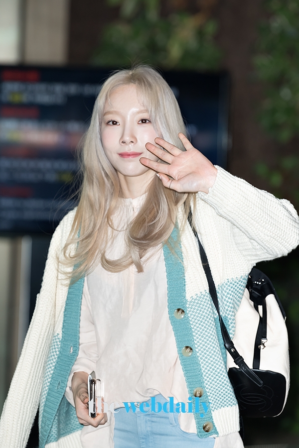 소녀시대 태연, 김포국제공항 출국 현장