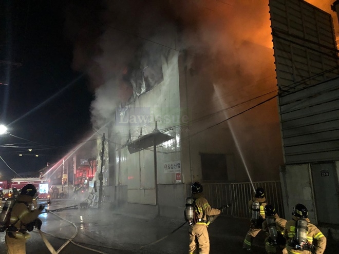 출동한 소방대가 화재를 진화하고 있다.(사진제공=북부소방서)