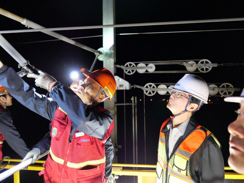손병석 코레일 사장(사진 오른쪽)이 9일 새벽 경부고속선 영동보수기지 인근 전기 유지보수 작업현장을 둘러보고 철저한 안전관리를 당부했다(사진=코레일)