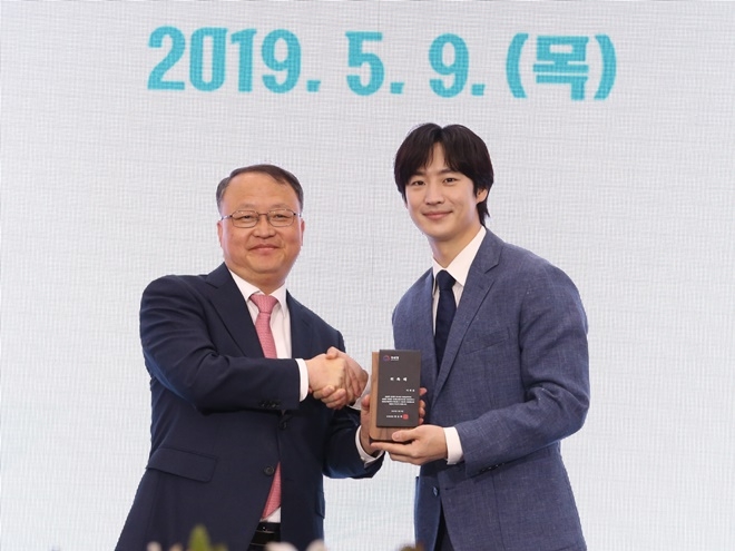 한승희 국세청장이 이제훈을 홍보대사로 위촉하고 기념촬영.(사진제공=국세청)