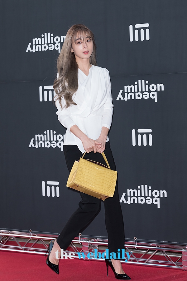 임은경, 밀리언뷰티 포토월 행사 현장