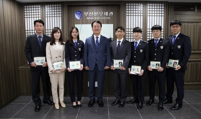 양승권 부산본부세관장(사진왼쪽 네번째)이 5월의 부산세관인(한성진 관세행정관, 사진왼쪽 다섯번째)과 분야별 유공자와 기념촬영.(사진제공=부산본부세관)