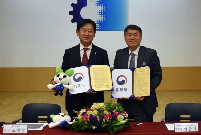 조관섭 영주상의회장과 이순세 경북지부장이 업무협약서를 내보이며 기념촬영.