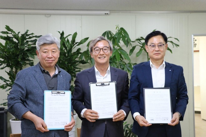 전재수 의원(사진가운데)과 대책위원회 박헌영 위원장, 부산교통공사 이종국 사장(사진우측)이 서명한 합의서를 내보이고 있다.(사진제공=전재수의원실)