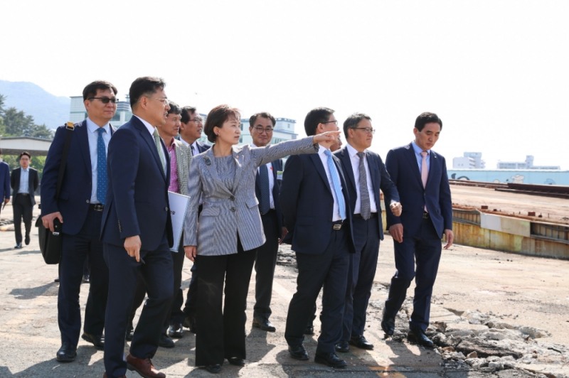 (앞줄 좌측 두번째) 김현미 국토부 장관이 현장을 둘러보고 있다.(사진=국토교통부)
