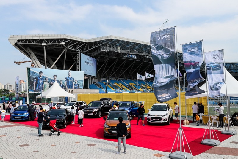 지난 11일, 인천축구전용경기장에서 열린 인천유나이티드의 홈경기에서 쉐보레가 주력 차종을 전시하는 부스를 운영하고있다.(사진=한국지엠)