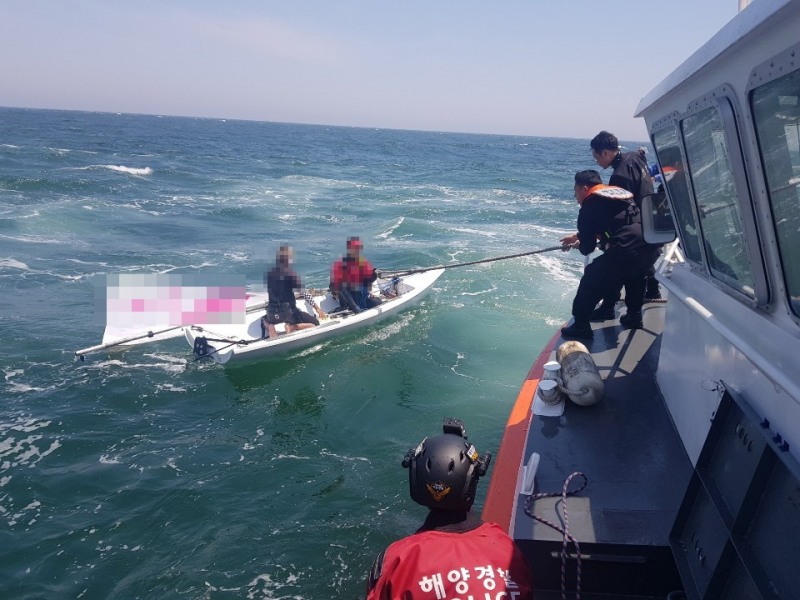 표류승선원을 구조하고 있다.(사진제공=울산해양경찰서)