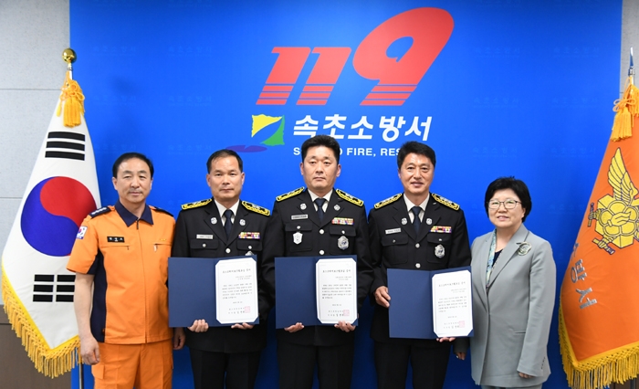 왼쪽부터 김영조 속초소방서장, 고성소방서 김병령 소방경, 인제소방서 박정훈 소방경, 속초소방서 정호봉 소방령, 김선욱 포스코청암재단 이사장. (사진=포스코)