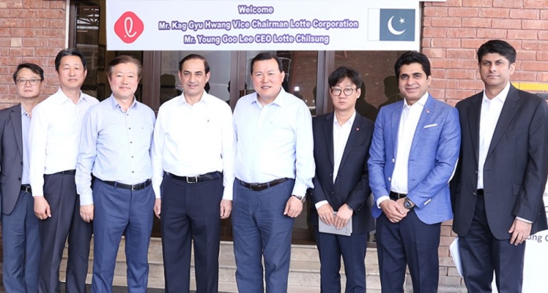 사진=롯데지주 황각규 부회장이 파기스탄 롯데 악타르 음료를 둘러본 후 관계자들과 기념촬영을 하고 있다(왼쪽 세번째부터 롯데칠성 이영구 대표, 롯데 악타르 음료 압둘 라티프 법인장, 롯데지주 황각규 부회장)