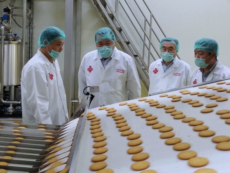 파키스탄롯데콜손초코파이공장. 롯데지주 황각규 부회장(왼쪽에서 두번째)이 파키스탄 제 2의 도시 라호르에 2018년 새로 지은 롯데 콜손 초코파이 공장을 둘러보고 있다. (사진=롯데지주)