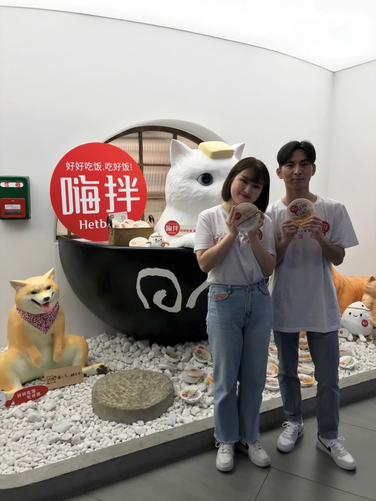 중국 상해 르스지(日食记) 스토어에 마련된 햇반 홍보관에서 관계자들이 햇반을 홍보하고 있다. (사진=CJ제일제당)