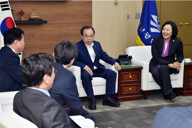 부산을 방문한 박영선 중소벤처기업부 장관이 오거돈 부산시장 등과 환담믈 나누고 있다.