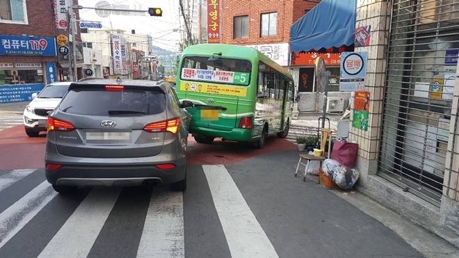 산타페차량이 마을버스 후미를 추돌.(사진제공=부산경찰청)