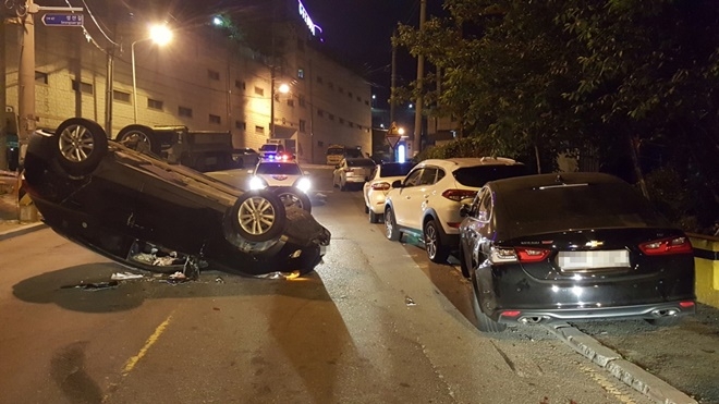 음주운전 차량이 전복돼 있다.(사진제공=부산경찰청)
