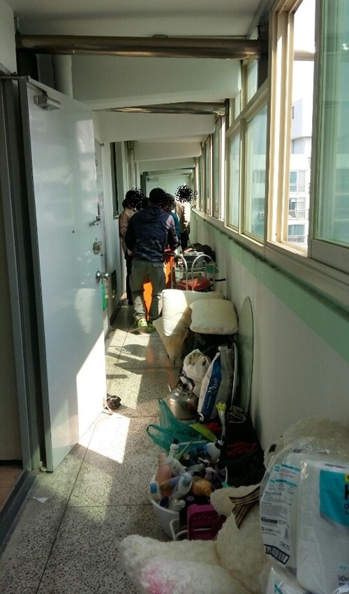 사회봉사대상자들이 각종 폐기물 등을 치우고 있다.(사진제공=논산준법지원센터)