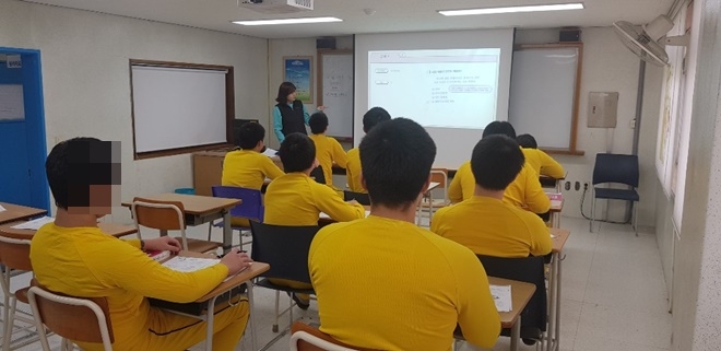 검정고시반에서 공부하는 학생들.(사진제공=읍내정보통신학교)