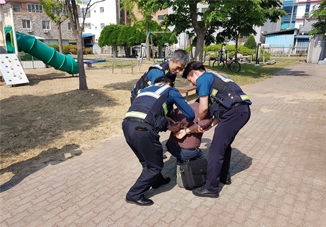 전자발찌 훼손후 소재불명 된 상황을 가정해 검거하는 모습.(사진제공=상주준법지원센터)