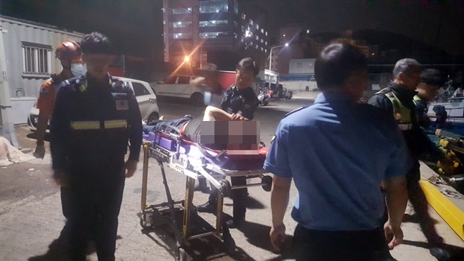 익수자를 이송하고 있다.(사진제공=부산해양경찰서)