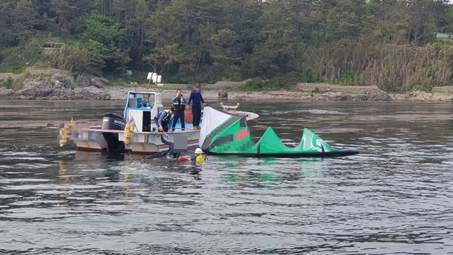 민간해양구조선으로 조난자를 구조하고 있다.(사진제공=울산해양경찰서)