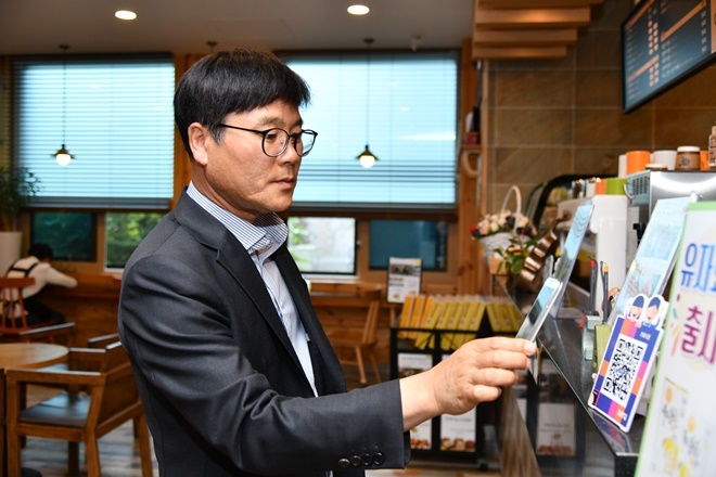 변광용 거제시장이 거제시청 카페에서 제로페이 결제를 시연하고 있다.(사진제공=거제시)