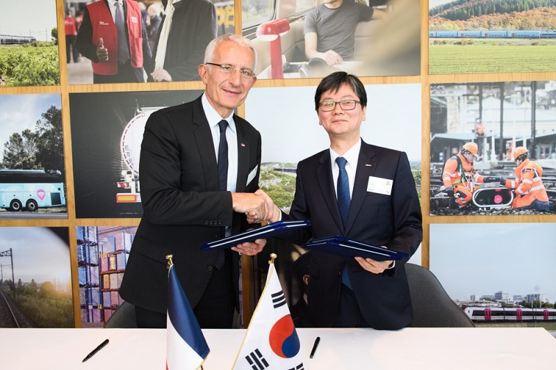 16일(현지시각) 프랑스 파리에 위치한 SNCF 본사에서 코레일과 SNCF간 협력 강화를 위한 MOU를 체결했다. (사진 오른쪽부터 손병석 코레일 사장, 기욤페피 SNCF 사장)