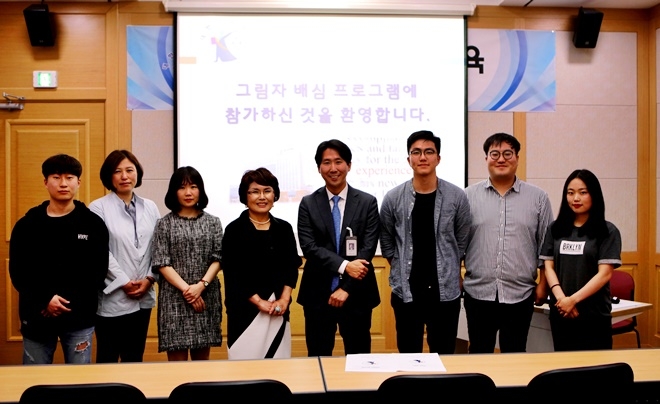 그림자배심원들이 유정우 공보판사와 기념촬영을 하고 있다.(사진제공=울산지법)