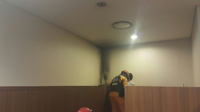 스파랜드 여성 라커룸 내에 설치된 전기컨트럴 박스에서 연기가 피어오르고 있다.(사진제공=부산경찰청)