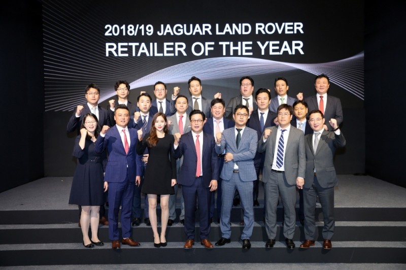 전국 9개 재규어 랜드로버 공식 리테일러사 임직원 및 우수 성과자.(사진=재규어랜드로버코리아)